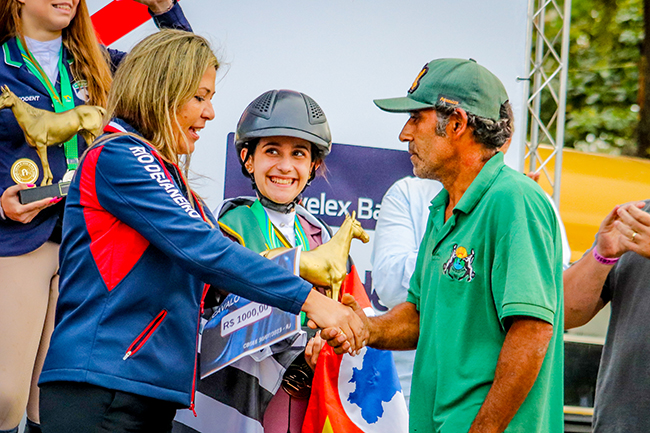 alejandra premiacao tratador3007